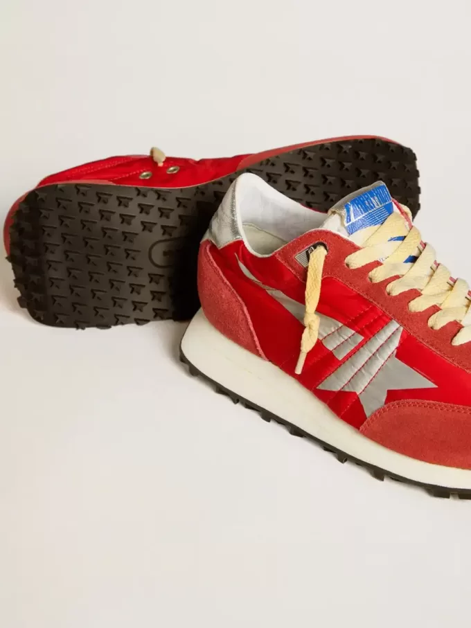 Herren-Marathon mit rotem Nylon-Obermaterial und silbernem Stern Herren-Marathon mit rotem Nylon-Obermaterial und silbernem Stern