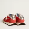 Herren-Marathon mit rotem Nylon-Obermaterial und silbernem Stern Herren-Marathon mit rotem Nylon-Obermaterial und silbernem Stern
