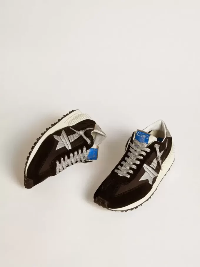 Herren-Marathon mit schwarzem Ripstop-Nylon-Obermaterial und silbernem Stern Herren-Marathon mit schwarzem Ripstop-Nylon-Obermaterial und silbernem Stern
