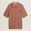 Herren-Polo in Ziegelrot mit gesticktem Logo.