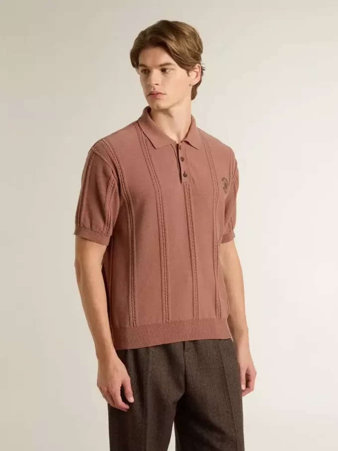 Herren-Polo in Ziegelrot mit gesticktem Logo.