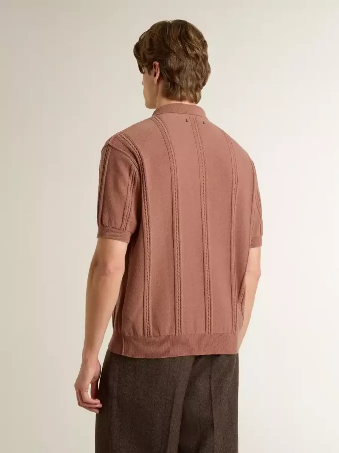 Herren-Polo in Ziegelrot mit gesticktem Logo.