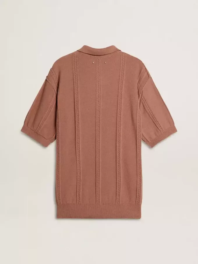 Herren-Polo in Ziegelrot mit gesticktem Logo.