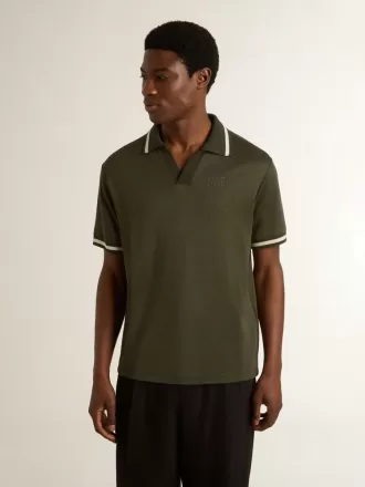 Herren-Polohemd aus militärgrünem Jersey mit Stickerei