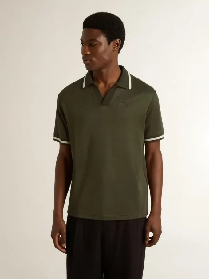 Herren-Polohemd aus militärgrünem Jersey mit Stickerei Herren-Polohemd aus militärgrünem Jersey mit Stickerei