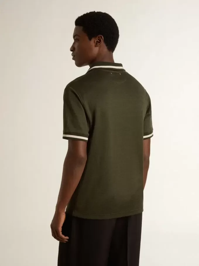 Herren-Polohemd aus militärgrünem Jersey mit Stickerei Herren-Polohemd aus militärgrünem Jersey mit Stickerei