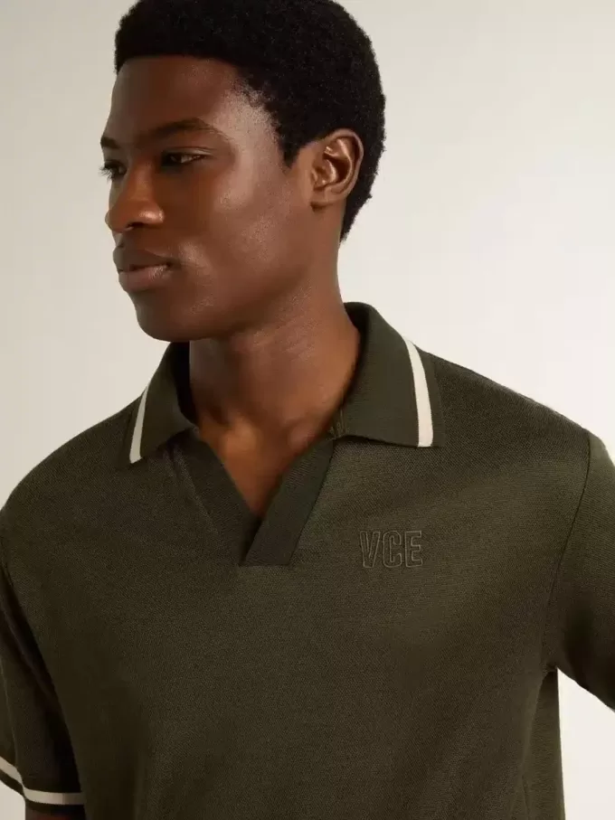 Herren-Polohemd aus militärgrünem Jersey mit Stickerei Herren-Polohemd aus militärgrünem Jersey mit Stickerei