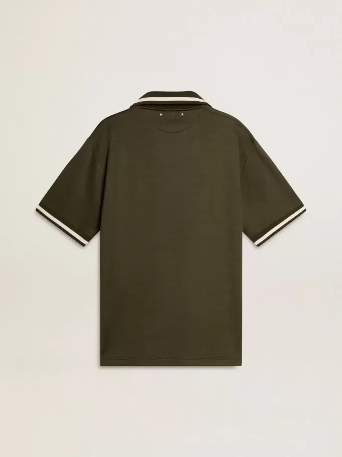 Herren-Polohemd aus militärgrünem Jersey mit Stickerei Herren-Polohemd aus militärgrünem Jersey mit Stickerei
