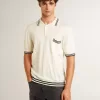 Herren-Polohemd in Used-Weiß mit blauen Rippbündchen Herren-Polohemd in Used-Weiß mit blauen Rippbündchen