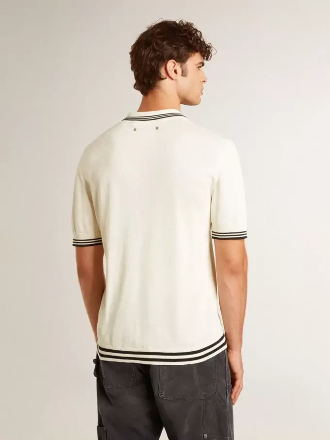 Herren-Polohemd in Used-Weiß mit blauen Rippbündchen Herren-Polohemd in Used-Weiß mit blauen Rippbündchen