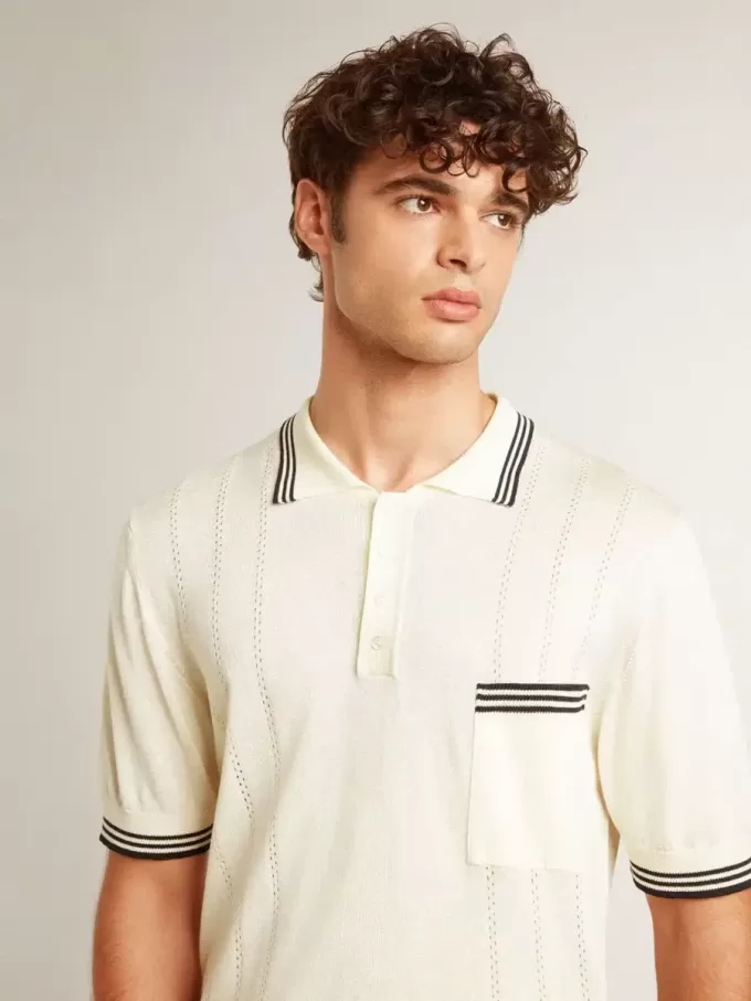 Herren-Polohemd in Used-Weiß mit blauen Rippbündchen Herren-Polohemd in Used-Weiß mit blauen Rippbündchen