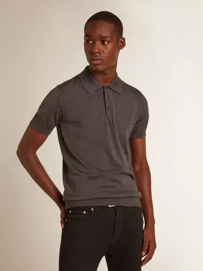 Herren-Polohemd mit kurzen Ärmeln aus grauer Merinowolle Herren-Polohemd mit kurzen Ärmeln aus grauer Merinowolle