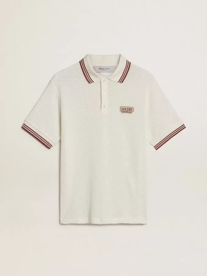Herren-Poloshirt aus weißem, perforiertem Strick mit burgunderfarbenen Streifendetails Herren-Poloshirt aus weißem, perforiertem Strick mit burgunderfarbenen Streifendetails