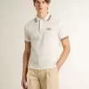 Herren-Poloshirt aus weißem, perforiertem Strick mit burgunderfarbenen Streifendetails Herren-Poloshirt aus weißem, perforiertem Strick mit burgunderfarbenen Streifendetails