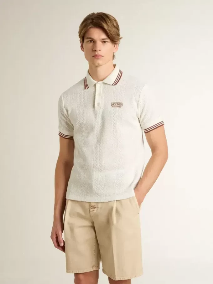 Herren-Poloshirt aus weißem, perforiertem Strick mit burgunderfarbenen Streifendetails Herren-Poloshirt aus weißem, perforiertem Strick mit burgunderfarbenen Streifendetails