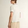 Herren-Poloshirt aus weißem, perforiertem Strick mit burgunderfarbenen Streifendetails Herren-Poloshirt aus weißem, perforiertem Strick mit burgunderfarbenen Streifendetails