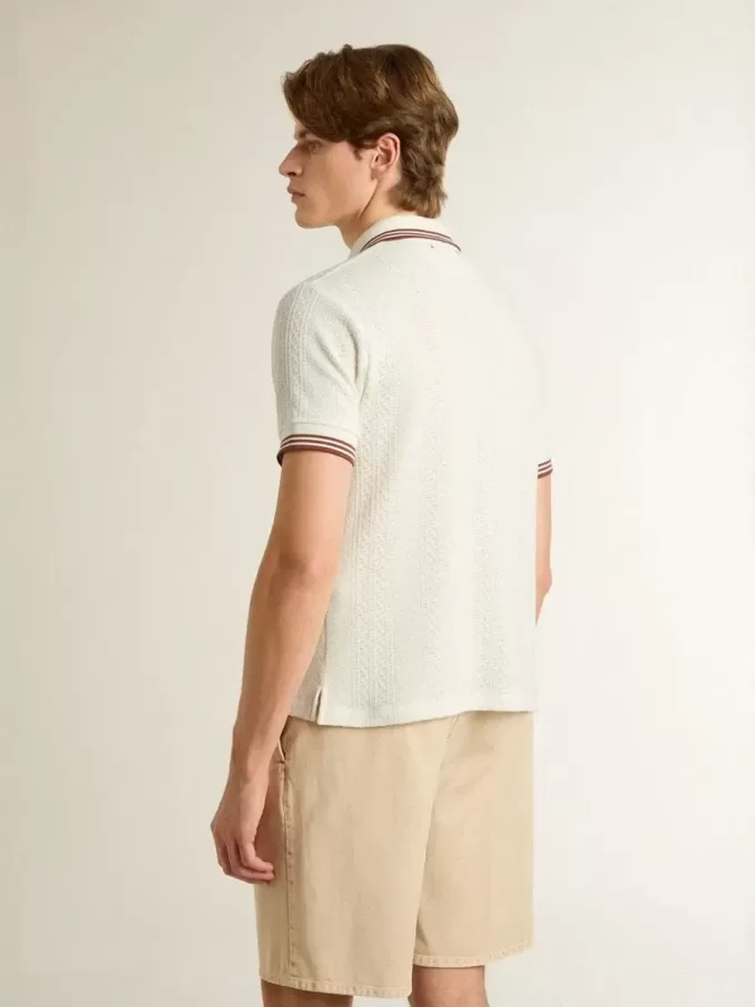 Herren-Poloshirt aus weißem, perforiertem Strick mit burgunderfarbenen Streifendetails Herren-Poloshirt aus weißem, perforiertem Strick mit burgunderfarbenen Streifendetails