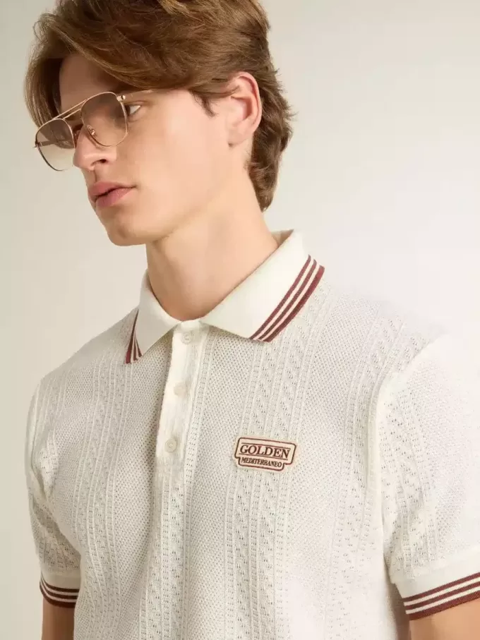 Herren-Poloshirt aus weißem, perforiertem Strick mit burgunderfarbenen Streifendetails Herren-Poloshirt aus weißem, perforiertem Strick mit burgunderfarbenen Streifendetails