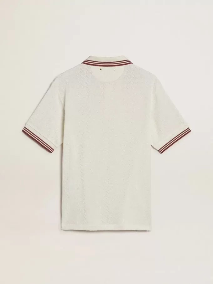 Herren-Poloshirt aus weißem, perforiertem Strick mit burgunderfarbenen Streifendetails Herren-Poloshirt aus weißem, perforiertem Strick mit burgunderfarbenen Streifendetails