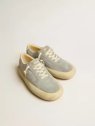 Herren-Schuhe „Space-Star” aus eisgrauem Wildleder mit perforiertem Stern