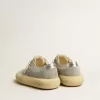 Herren-Schuhe „Space-Star” aus eisgrauem Wildleder mit perforiertem Stern