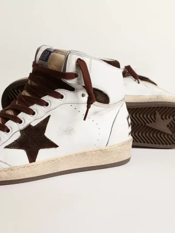 Herren-Sky-Star aus weißem Nappaleder mit einem Stern aus schokoladenbraunem Wildleder Herren-Sky-Star aus weißem Nappaleder mit einem Stern aus schokoladenbraunem Wildleder