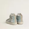 Herren-Slide aus hellblauem Canvas mit silbermetallischem Lederbesatz Herren-Slide aus hellblauem Canvas mit silbermetallischem Lederbesatz