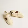 Herren-Sneaker „Ball Star” aus beigem Nappaleder mit burgunderrotem Mesh-Stern und Fersenlasche