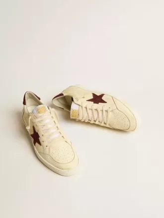 Herren-Sneaker „Ball Star” aus beigem Nappaleder mit burgunderrotem Mesh-Stern und Fersenlasche Herren-Sneaker „Ball Star” aus beigem Nappaleder mit burgunderrotem Mesh-Stern und Fersenlasche