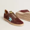 Herren-Sneaker „Ball Star” aus dunkelrotem Wildleder mit hellblauem Stern und Fersenlasche