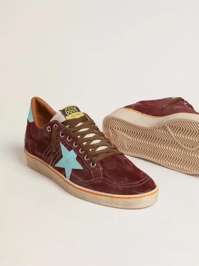 Herren-Sneaker „Ball Star” aus dunkelrotem Wildleder mit hellblauem Stern und Fersenlasche