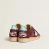 Herren-Sneaker „Ball Star” aus dunkelrotem Wildleder mit hellblauem Stern und Fersenlasche