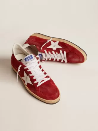 Herren-Sneaker „Ball Star” aus dunkelrotem Wildleder mit weißem Stern und Fersenlasche Herren-Sneaker „Ball Star” aus dunkelrotem Wildleder mit weißem Stern und Fersenlasche