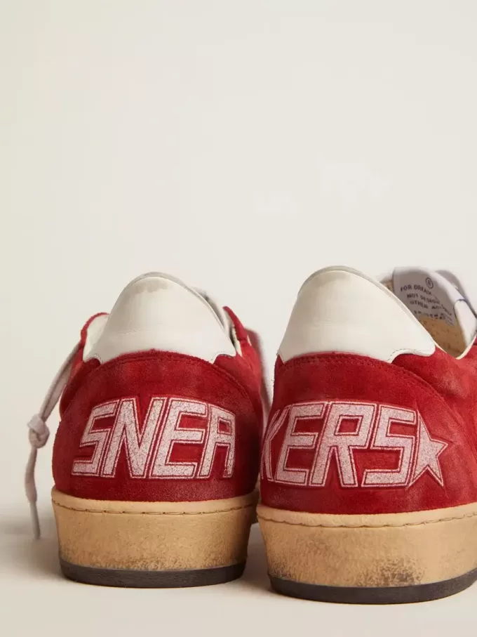 Herren-Sneaker „Ball Star” aus dunkelrotem Wildleder mit weißem Stern und Fersenlasche