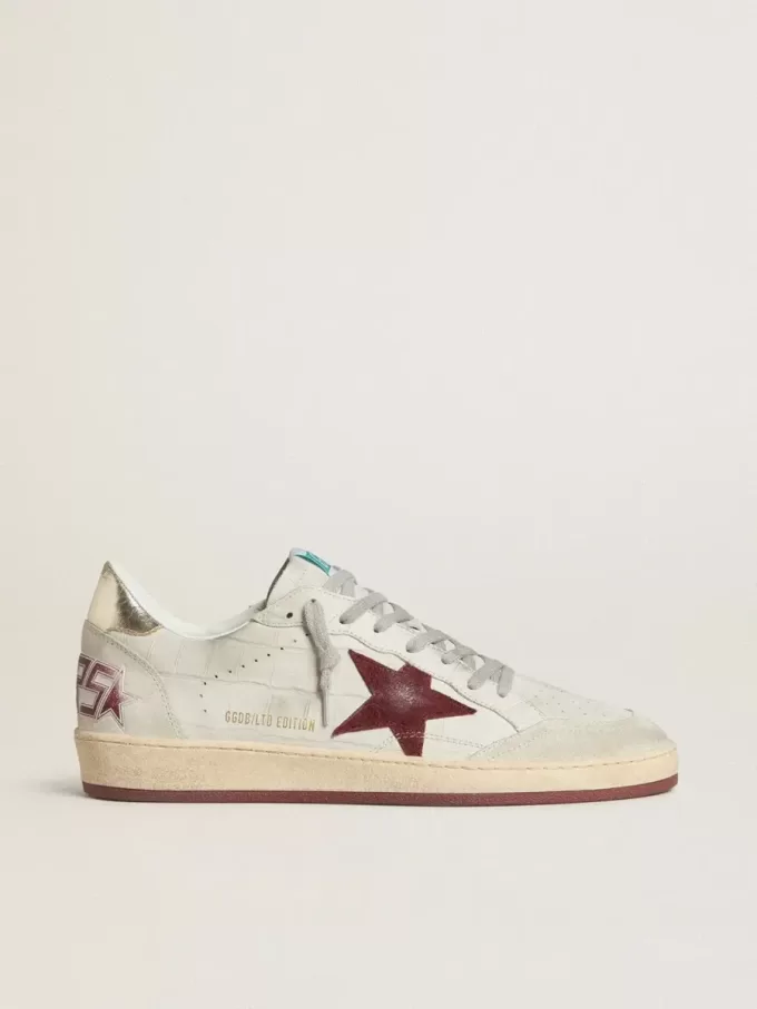 Herren-Sneaker „Ball Star” aus Nubukleder mit Krokodilprägung und burgunderrotem Wildlederstern