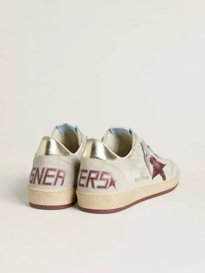 Herren-Sneaker „Ball Star” aus Nubukleder mit Krokodilprägung und burgunderrotem Wildlederstern