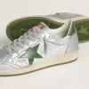 Herren-Sneaker „Ball Star” aus silbernem Nylon mit grünem Lederstern und Fersenlasche