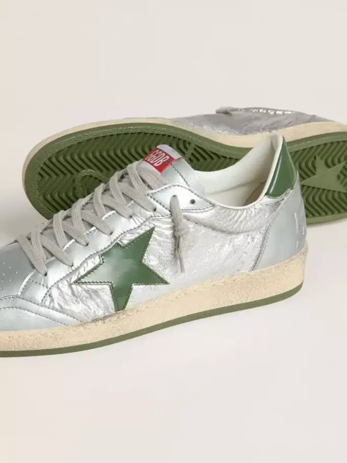 Herren-Sneaker „Ball Star” aus silbernem Nylon mit grünem Lederstern und Fersenlasche