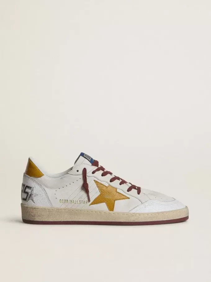 Herren-Sneaker „Ball Star” aus weißem Nappaleder mit gelbem Lederstern und Fersenlasche im Animal-Print