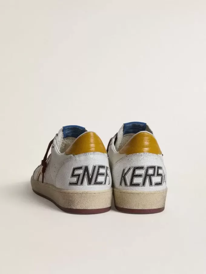 Herren-Sneaker „Ball Star” aus weißem Nappaleder mit gelbem Lederstern und Fersenlasche im Animal-Print