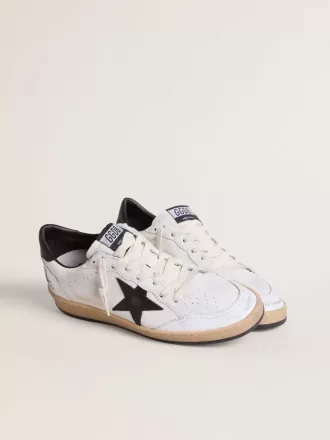 Herren-Sneaker „Ball Star” aus weißem Nappaleder mit schwarzem Stern