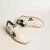 Herren-Sneaker „Ball Star Wishes” aus weißem Nappaleder mit grünem Lederstern und Fersenlasche
