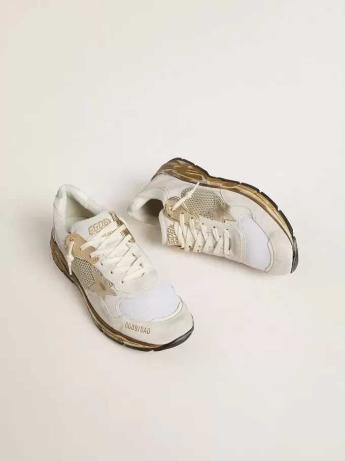 Herren-Sneaker Dad-Star aus Mesh und weißem Wildleder mit goldfolienbeschichtetem Lederstern Herren-Sneaker Dad-Star aus Mesh und weißem Wildleder mit goldfolienbeschichtetem Lederstern