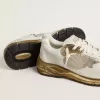 Herren-Sneaker Dad-Star aus Mesh und weißem Wildleder mit goldfolienbeschichtetem Lederstern Herren-Sneaker Dad-Star aus Mesh und weißem Wildleder mit goldfolienbeschichtetem Lederstern
