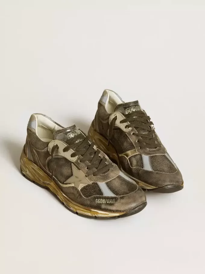Herren-Sneaker Dad-Star aus Wildleder und Nylon mit khakifarbenem Lederstern und Fersenlasche Herren-Sneaker Dad-Star aus Wildleder und Nylon mit khakifarbenem Lederstern und Fersenlasche