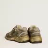 Herren-Sneaker Dad-Star aus Wildleder und Nylon mit khakifarbenem Lederstern und Fersenlasche Herren-Sneaker Dad-Star aus Wildleder und Nylon mit khakifarbenem Lederstern und Fersenlasche