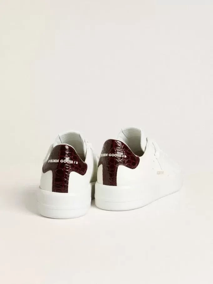 Herren-Sneaker Purestar mit weißem Lederstern und burgunderrotem Fersenriemen aus Leder mit Krokodilprägung Herren-Sneaker Purestar mit weißem Lederstern und burgunderrotem Fersenriemen aus Leder mit Krokodilprägung