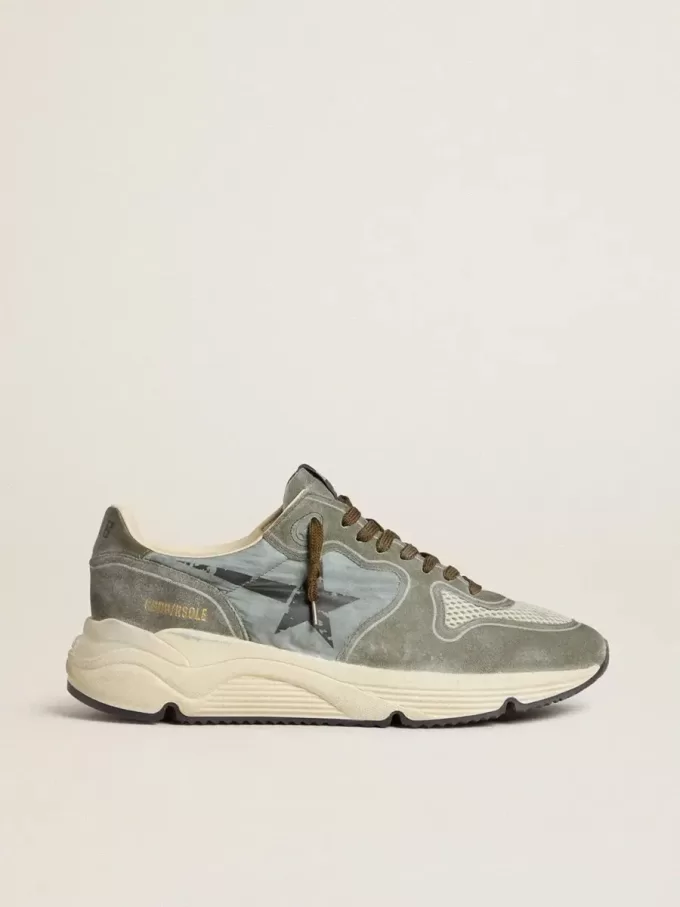 Herren-Sneaker „Running Sole” aus hellblauem Nylon mit schwarzem Stern und grüner Lederlasche an der Ferse Herren-Sneaker „Running Sole” aus hellblauem Nylon mit schwarzem Stern und grüner Lederlasche an der Ferse