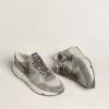 Herren-Sneaker „Running Sole” aus hellblauem Nylon mit schwarzem Stern und grüner Lederlasche an der Ferse Herren-Sneaker „Running Sole” aus hellblauem Nylon mit schwarzem Stern und grüner Lederlasche an der Ferse