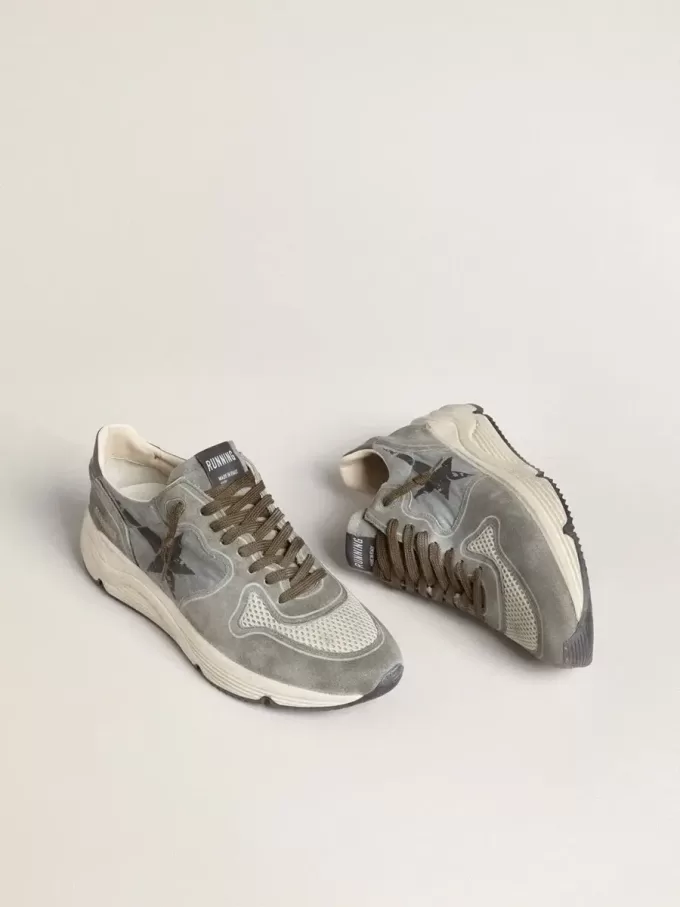 Herren-Sneaker „Running Sole” aus hellblauem Nylon mit schwarzem Stern und grüner Lederlasche an der Ferse Herren-Sneaker „Running Sole” aus hellblauem Nylon mit schwarzem Stern und grüner Lederlasche an der Ferse
